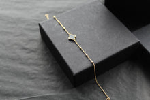 Load image into Gallery viewer, 9ct Gold Onyx 'Vintage' Flower/Clover Bracelet