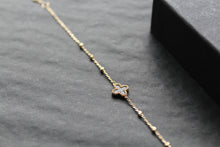 Load image into Gallery viewer, 9ct Gold Onyx 'Vintage' Flower/Clover Bracelet