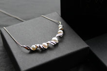 Load image into Gallery viewer, Button Pearl Twist Necklace