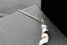 Load image into Gallery viewer, Button Pearl Twist Necklace