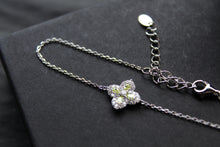 Load image into Gallery viewer, Silver 'New' Vintage Clover Peridot Green Bracelet