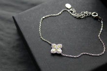 Load image into Gallery viewer, Silver 'New' Vintage Clover Peridot Green Bracelet
