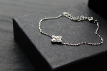 Load image into Gallery viewer, Silver 'New' Vintage Clover Peridot Green Bracelet