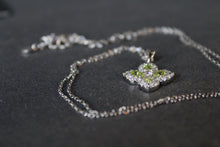 Load image into Gallery viewer, Silver 'New' Vintage Clover Peridot Green Necklace