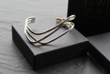 Load image into Gallery viewer, Twister Silver Cuff