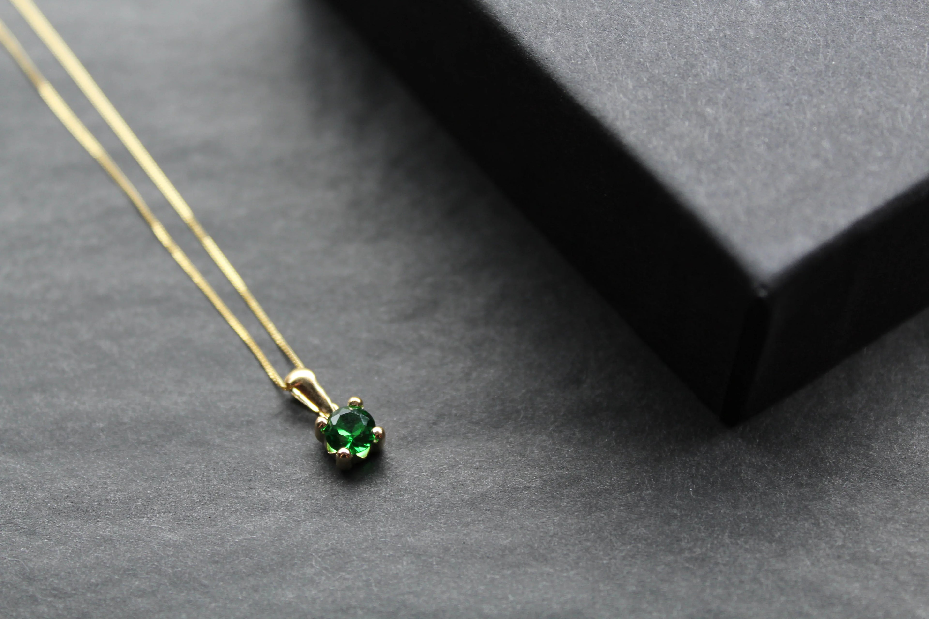 9ct Gold Emerald Green Pendant and Chain - Swax Jewellery Barmouth
