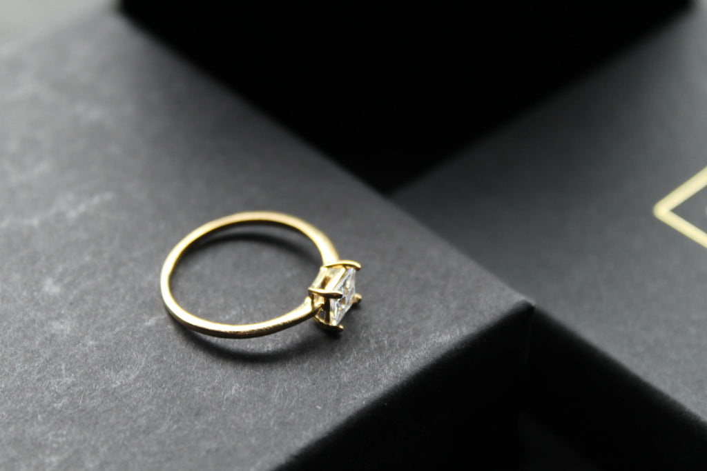 9ct Gold Rectangle Solitaire Ring - Swax Jewellery Barmouth