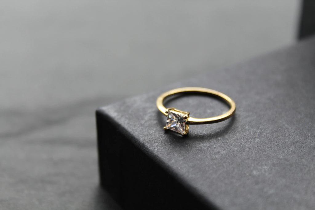 9ct Gold Rectangle Solitaire Ring - Swax Jewellery Barmouth