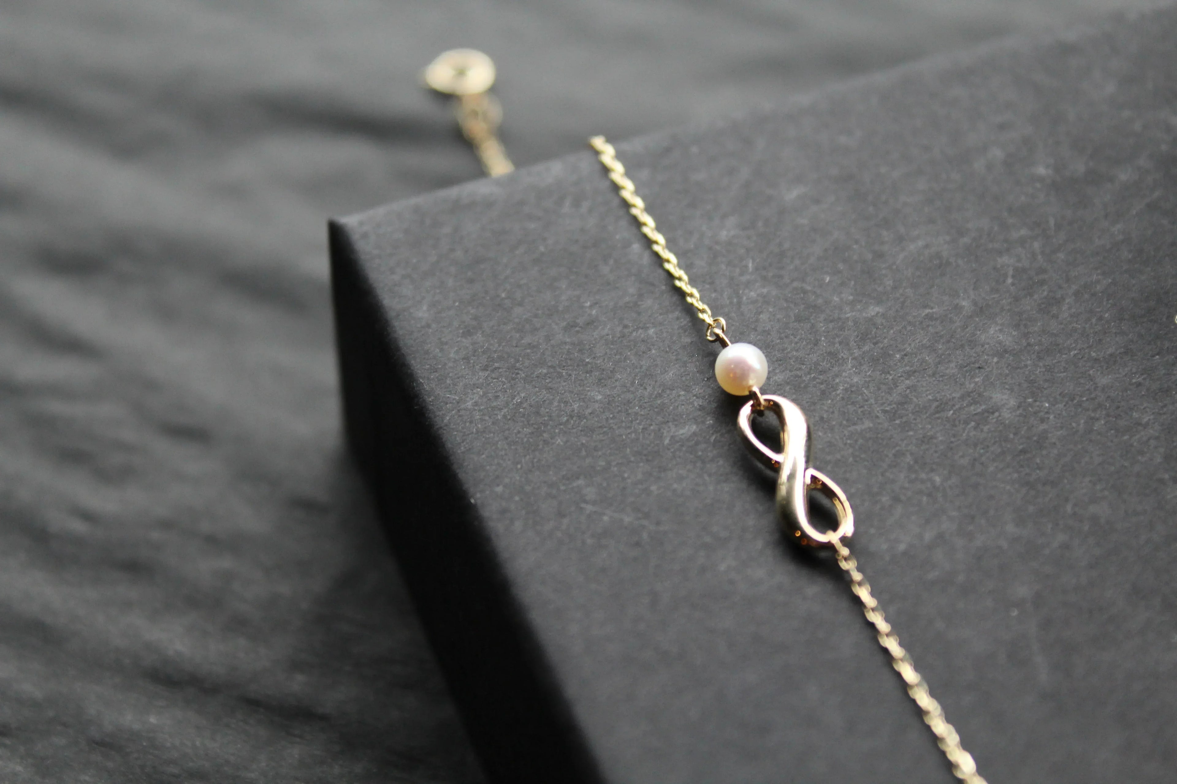 9ct Yellow Gold Infinity Bracelet with Fresh Water Pearl - Swax Jewellery Barmouth