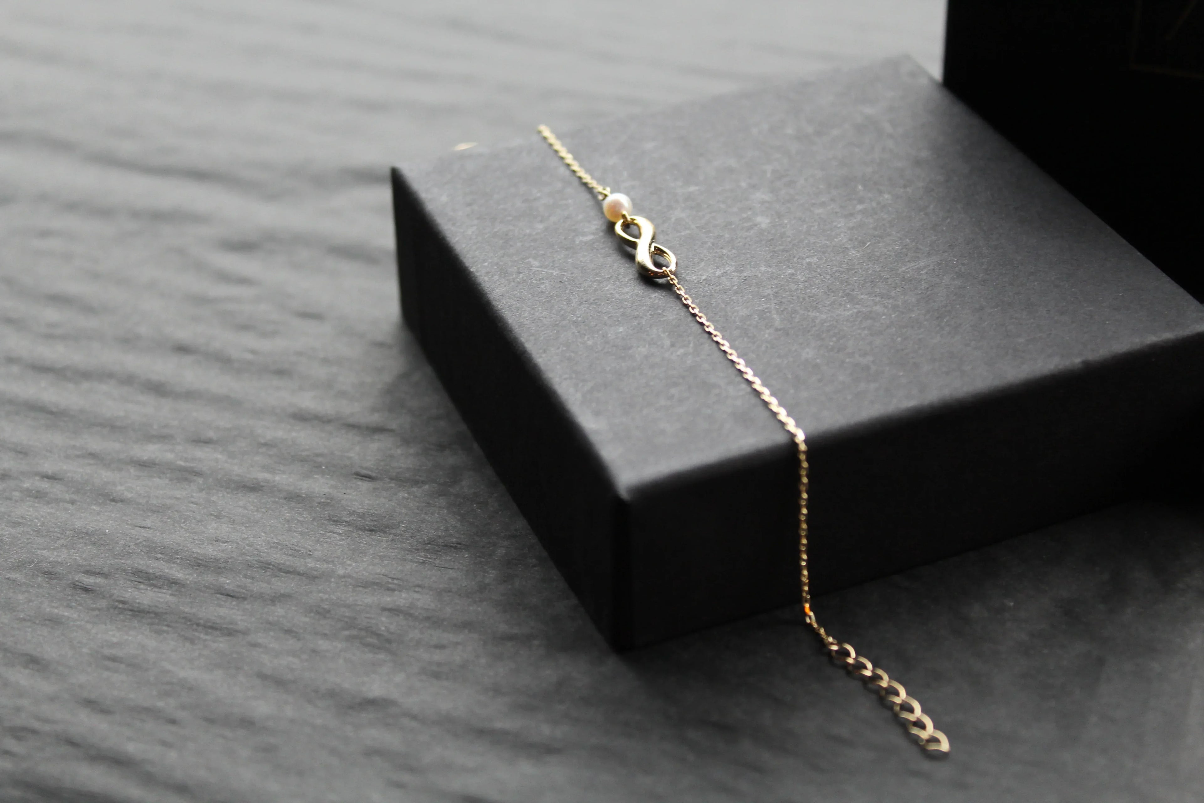 9ct Yellow Gold Infinity Bracelet with Fresh Water Pearl - Swax Jewellery Barmouth