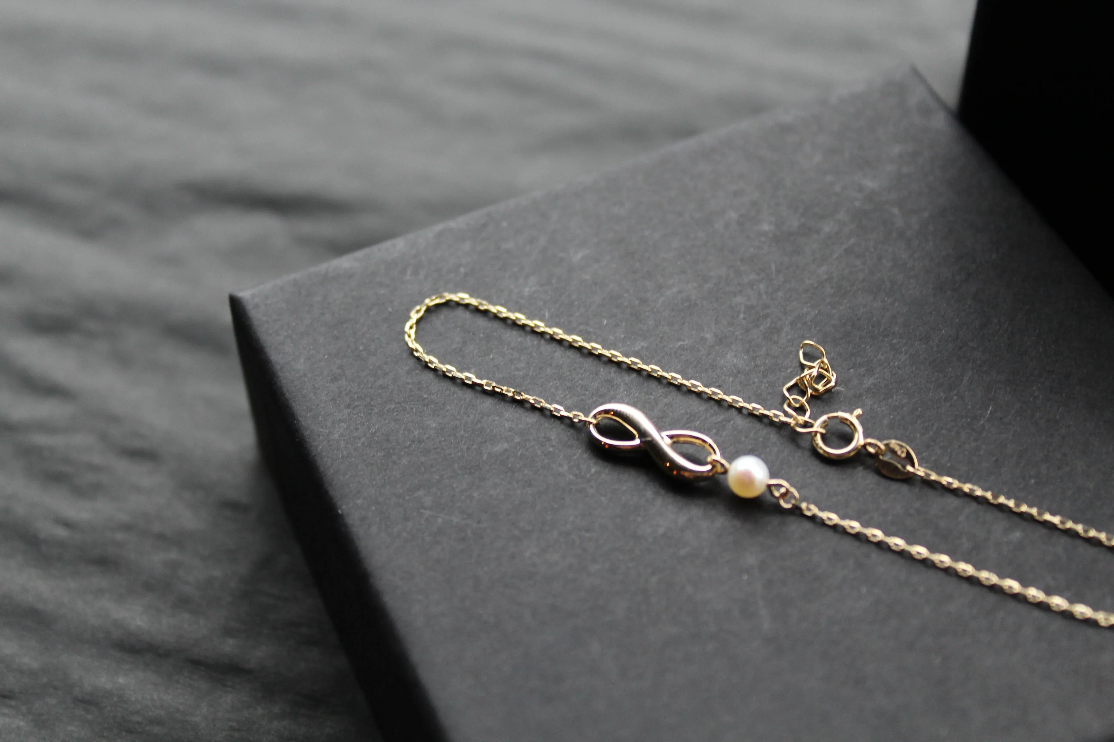 9ct Yellow Gold Infinity Bracelet with Fresh Water Pearl - Swax Jewellery Barmouth