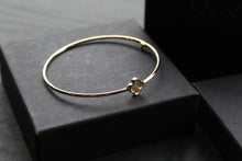 Load image into Gallery viewer, 9ct Yellow Gold Clover Petal Bangle

