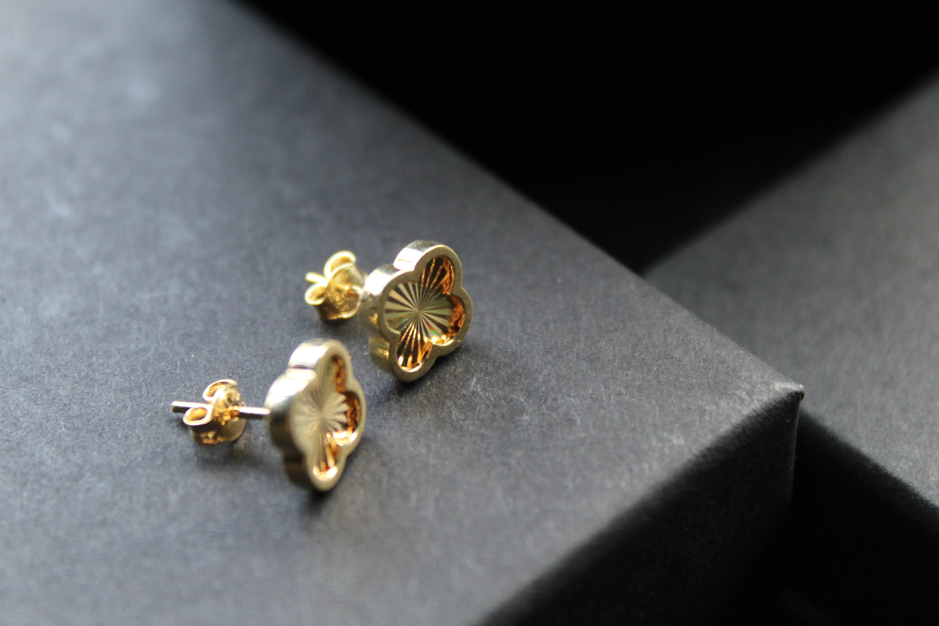 9ct Yellow Gold Rainbow Petal Stud Earrings - Swax Jewellery Barmouth