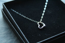 Load image into Gallery viewer, 9ct White Gold Heart pendant and Trace Chain
