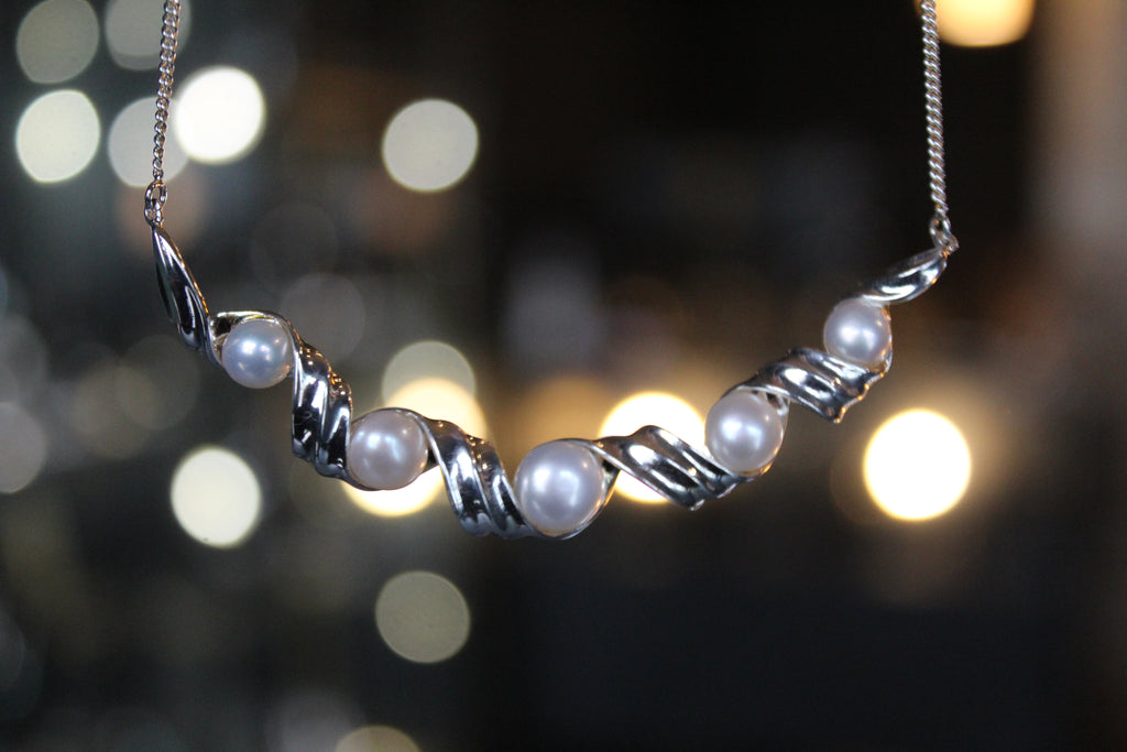 Button Pearl Twist Necklace
