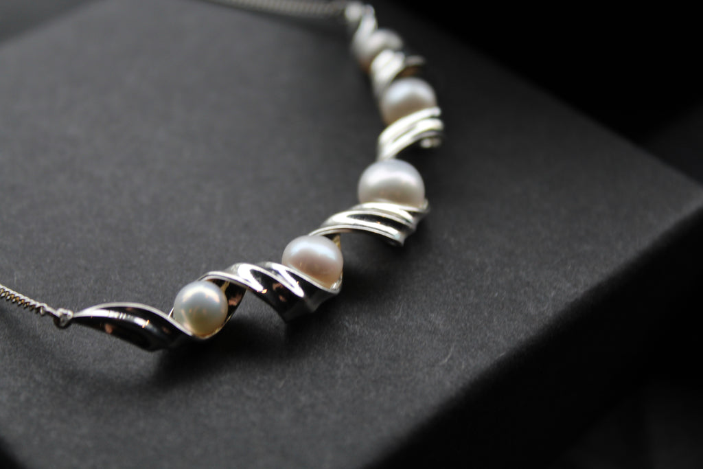 Button Pearl Twist Necklace