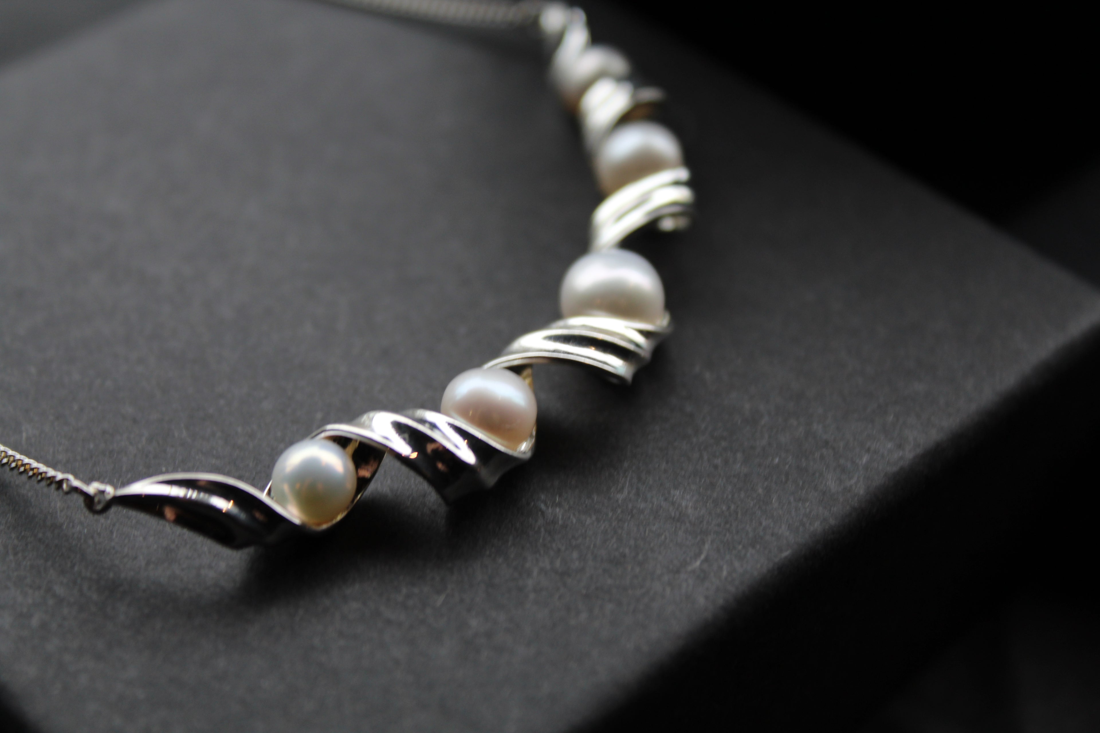 Button Pearl Twist Necklace