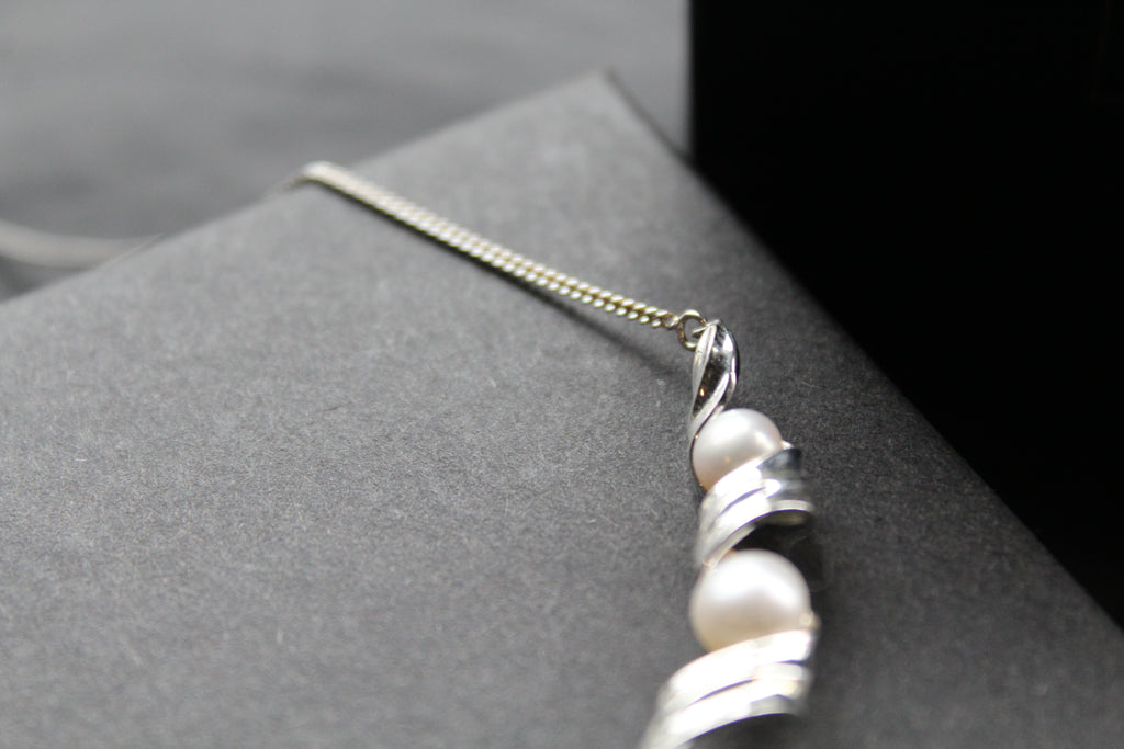 Button Pearl Twist Necklace
