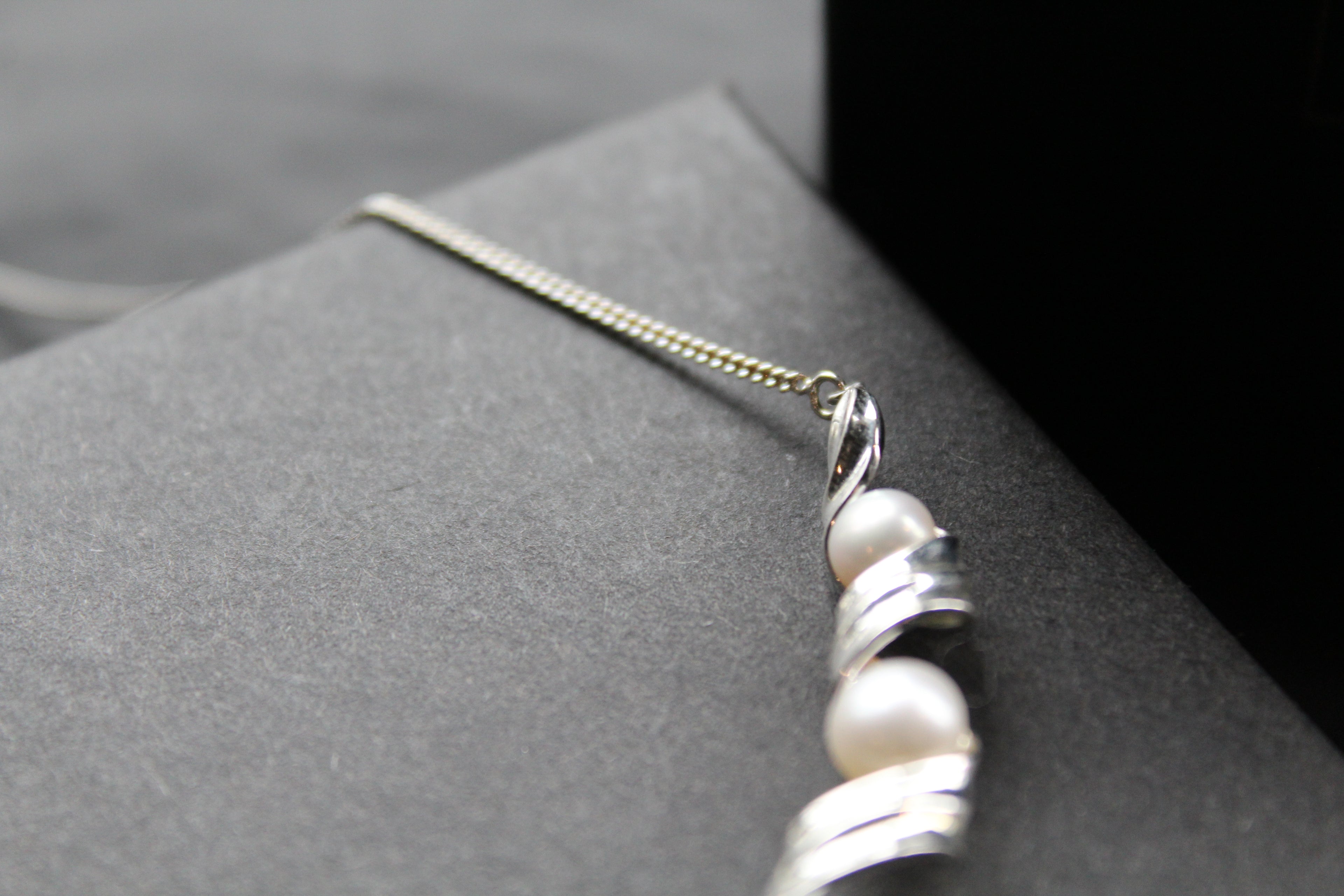Button Pearl Twist Necklace