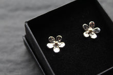 Load image into Gallery viewer, Daisy Stud Earrings
