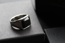 Load image into Gallery viewer, Fred Bennett Signet Ring with Onyx
