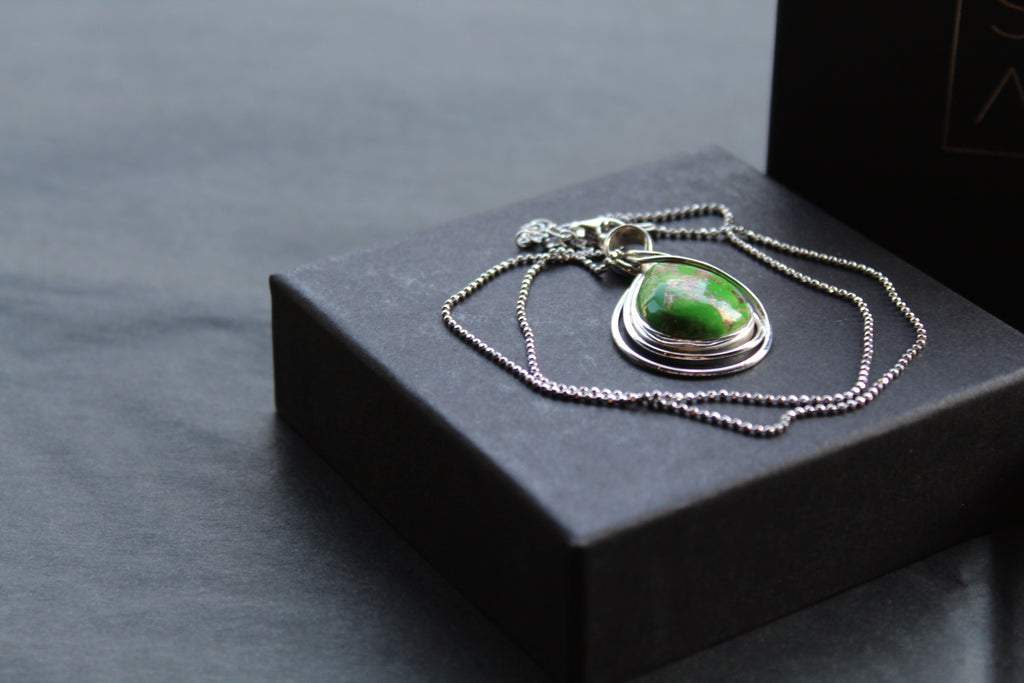 Teardrop Green Turquoise Mohave Wire Detail Necklace