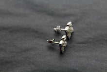 Load image into Gallery viewer, &#39;New&#39; Vintage Clover Peridot Green Studs
