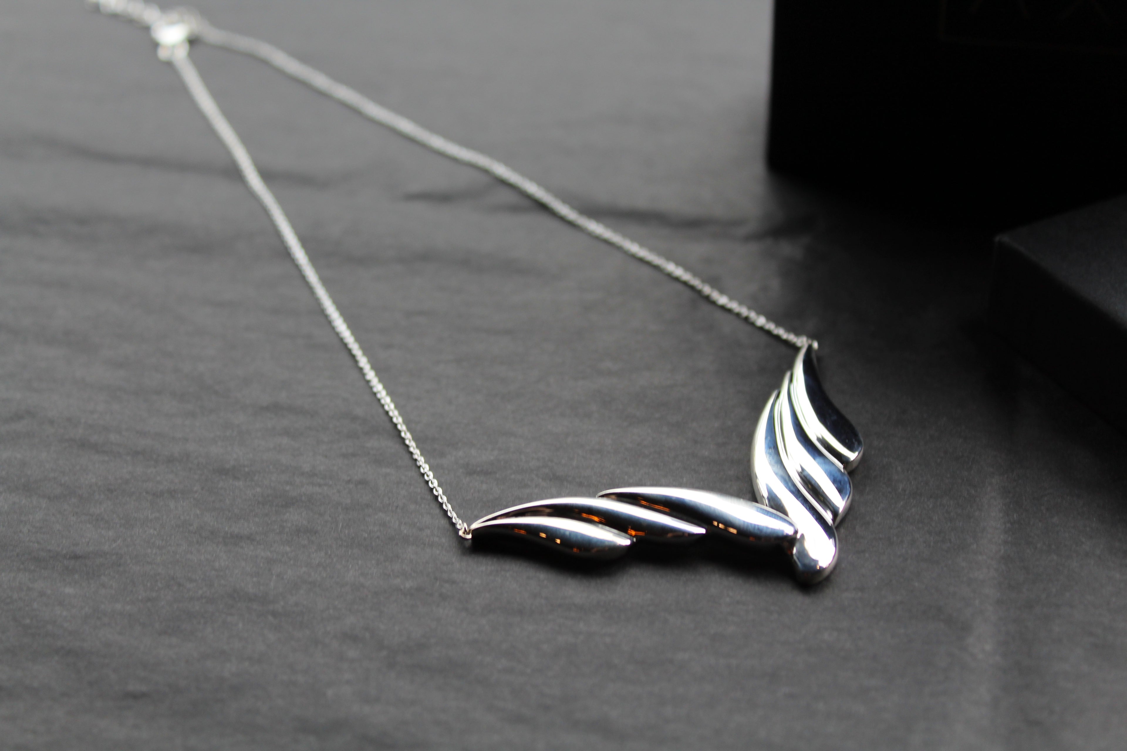 Overlapping Curve Necklace