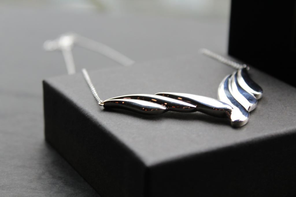 Overlapping Curve Necklace