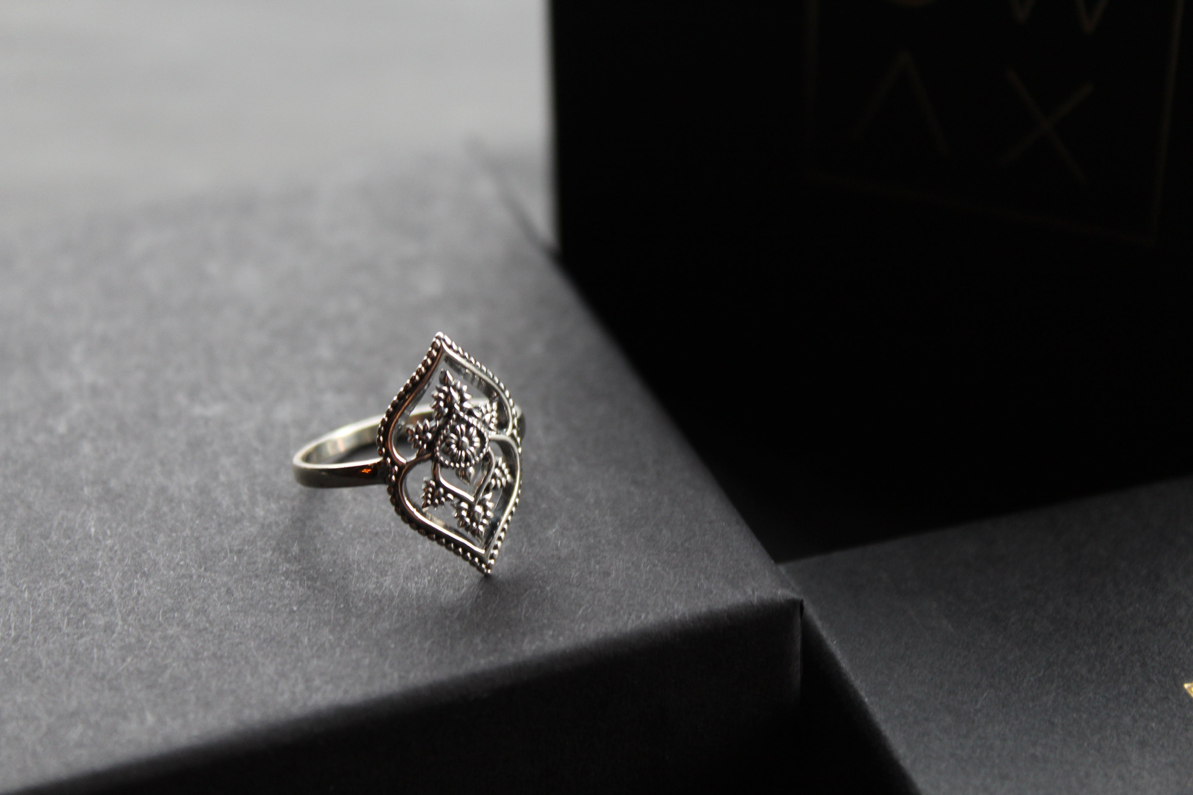 Plain Silver Vintage Flower Motif Ring