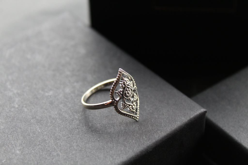 Plain Silver Vintage Flower Motif Ring