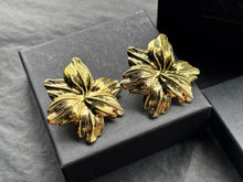 Load image into Gallery viewer, Stainless Steel Flower Earrings

