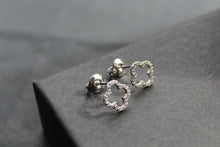 Load image into Gallery viewer, Vintage Open Flower Earrings
