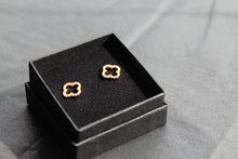 Load image into Gallery viewer, Vintage Open Flower Earrings
