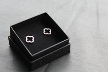 Load image into Gallery viewer, Vintage Open Flower Earrings

