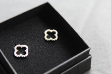 Load image into Gallery viewer, Vintage Open Flower Earrings
