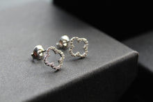 Load image into Gallery viewer, Vintage Open Flower Earrings
