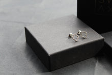 Load image into Gallery viewer, Vintage Open Flower Earrings
