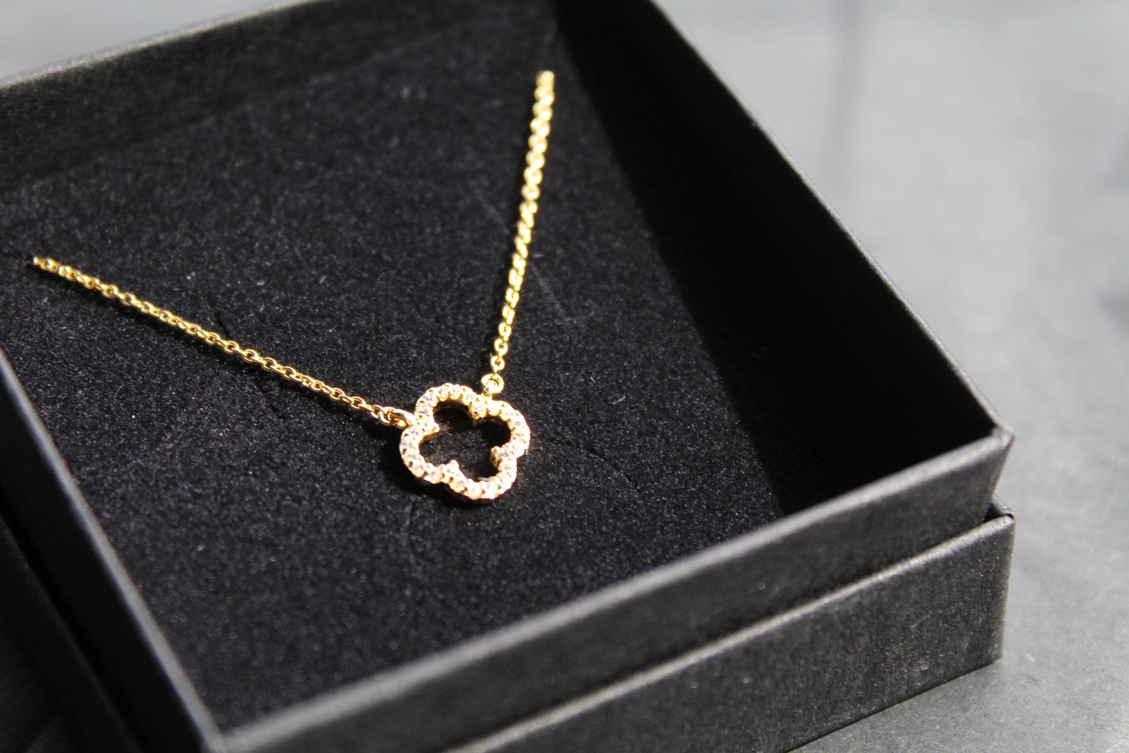 Vintage Open Flower Necklace