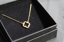 Load image into Gallery viewer, Vintage Open Flower Necklace
