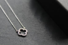 Load image into Gallery viewer, Vintage Open Flower Necklace
