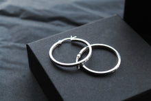 Load image into Gallery viewer, 30mm Diamond-Cut Creole Hoop
