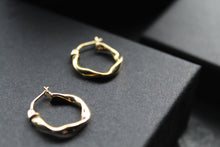 Load image into Gallery viewer, 9ct Gold Twisted Square Hoops

