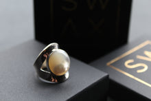 Load image into Gallery viewer, Adjustable Mother of Pearl Ring
