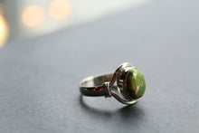 Load image into Gallery viewer, Green Copper Turquoise Small Oval Ring
