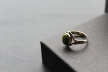 Load image into Gallery viewer, Green Copper Turquoise Small Oval Ring
