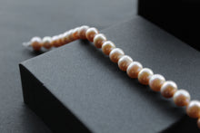 Load image into Gallery viewer, Peach Fresh Water Pearl Bracelet
