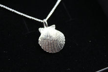 Load image into Gallery viewer, Silver Scallop Necklace
