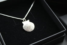 Load image into Gallery viewer, Silver Scallop Necklace
