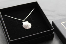 Load image into Gallery viewer, Silver Scallop Necklace
